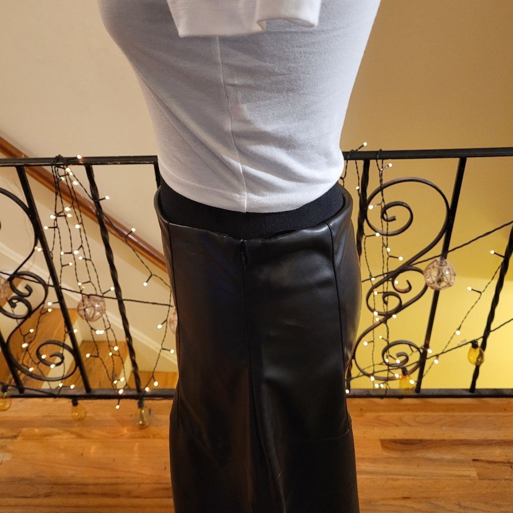 Chic Black Midi Skirt - Picture 12 of 13